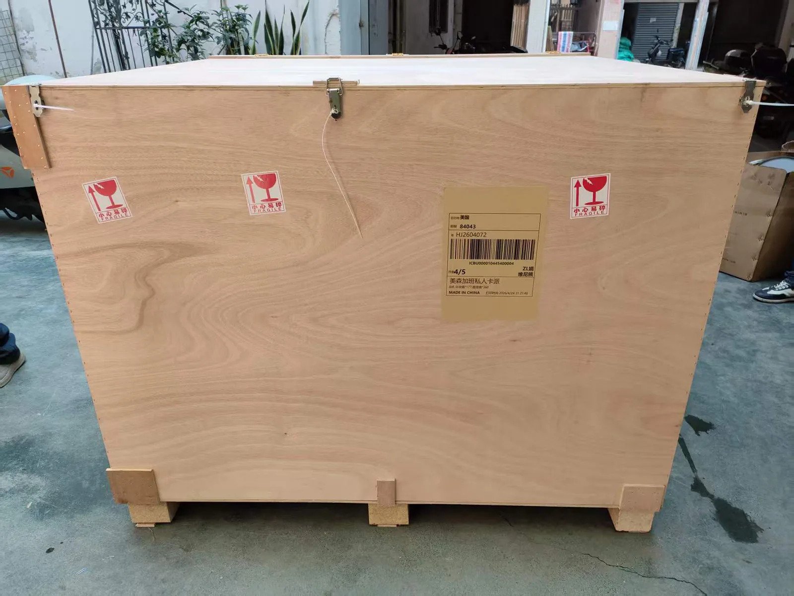 Finished mirror shipment protected in a reinforced wooden crate